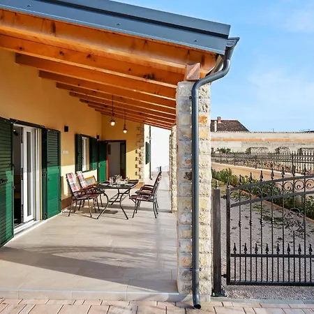 4 Bedroom Stunning In Appartement *