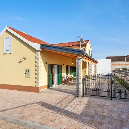 Appartement 4 Bedroom Stunning In