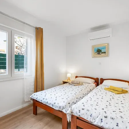 Appartement 4 Bedroom Stunning In