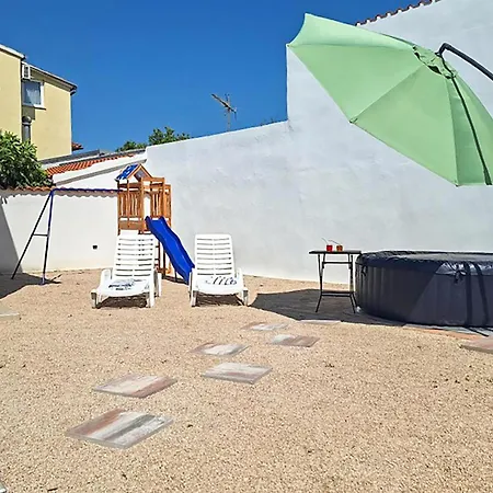4 Bedroom Stunning Home In Vodice Apartment *